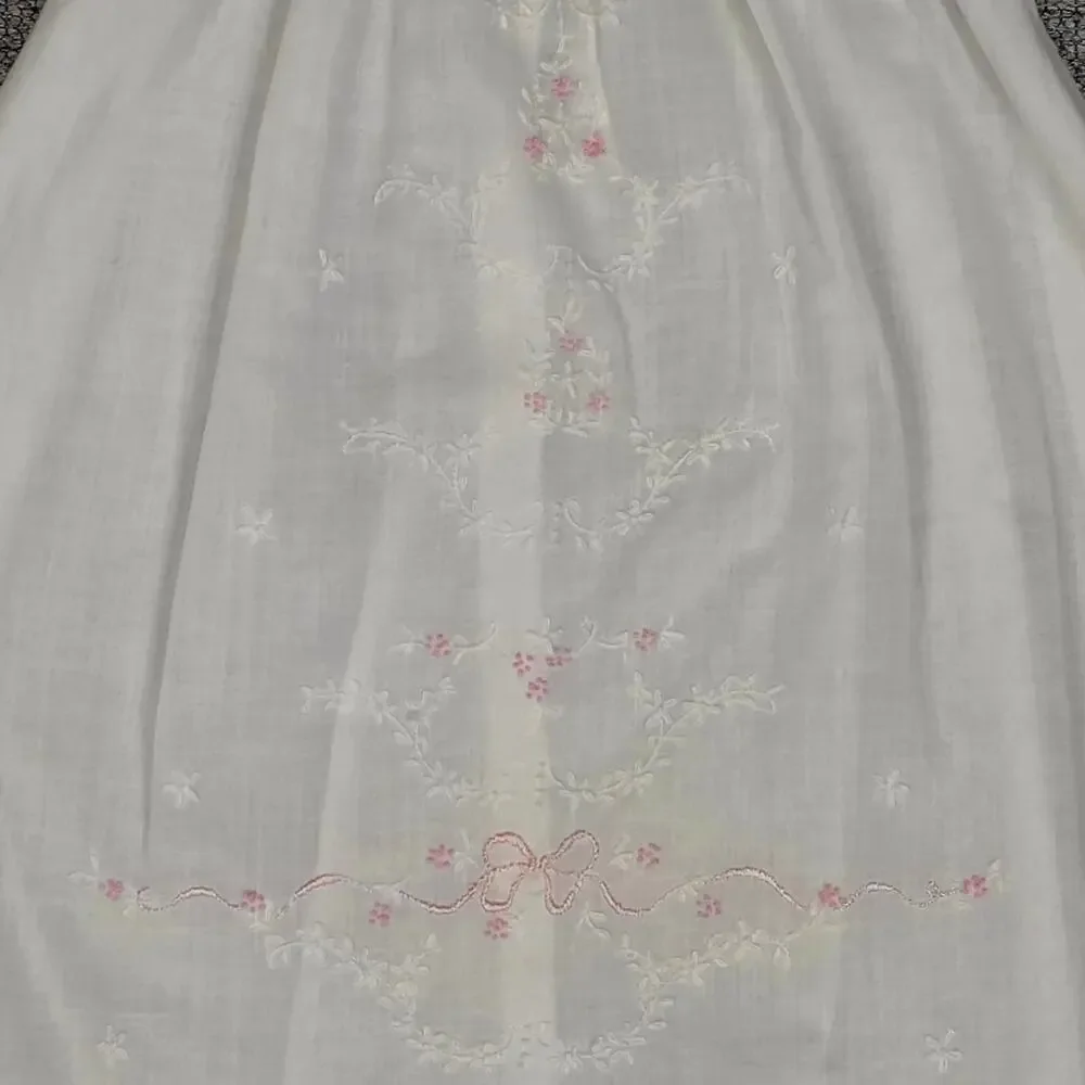 HANDMADE VINTAGE LITTLE GIRLS’ DRESS – 18-20 MO – WHITE WITH FLORAL EMBROIDERY